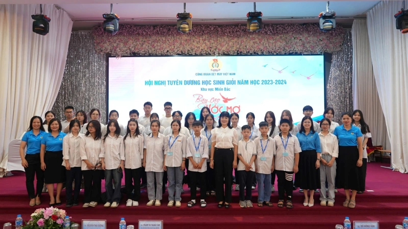 Garment 10’s employees were praised and rewarded by the Vietnam Trade Union