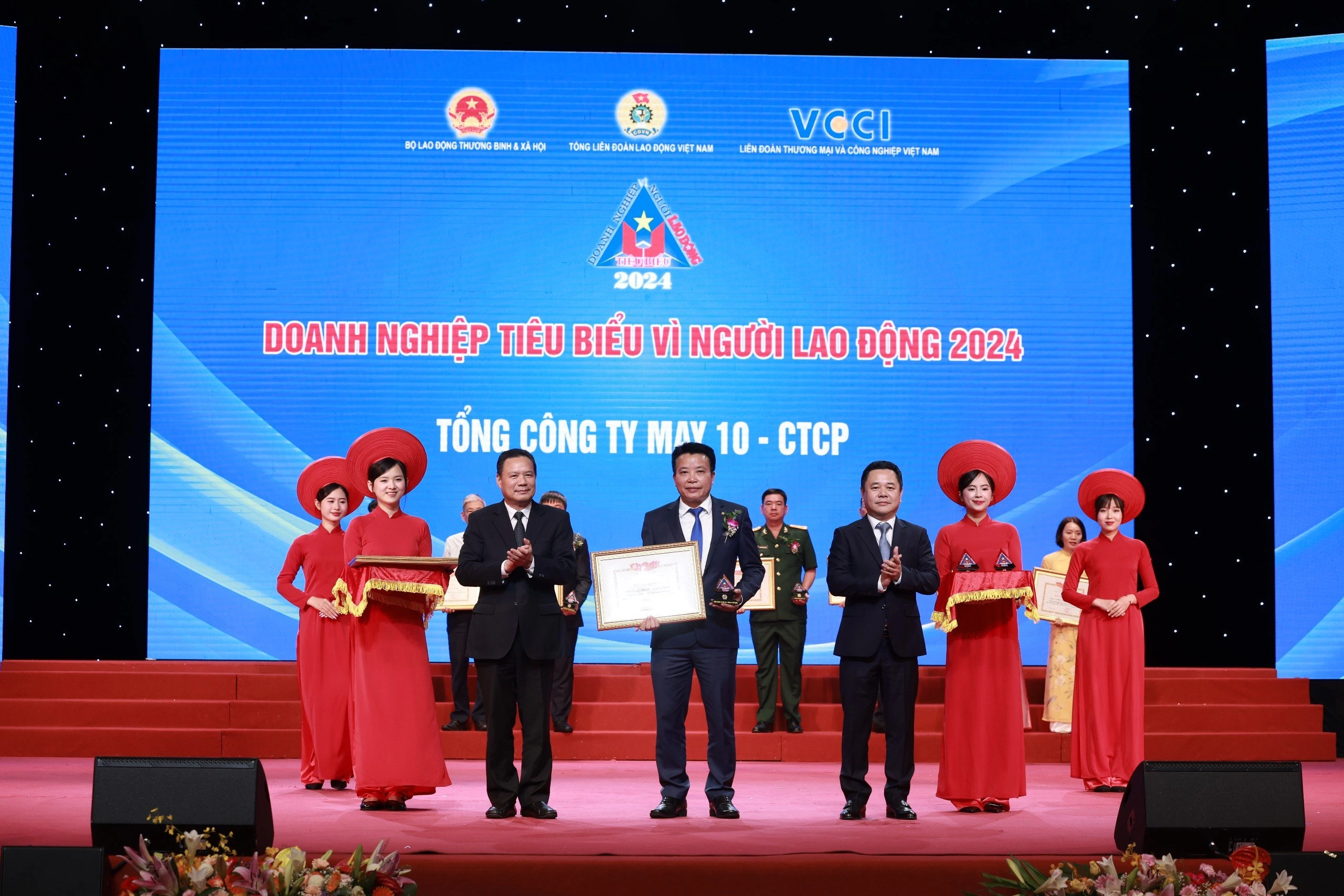 TCT MAY 10 LẦN THỨ 10 LIÊN TIẾP ĐƯỢC VINH DANH “DOANH NGHIỆP TIÊU BIỂU VÌ NGƯỜI LAO ĐỘNG”