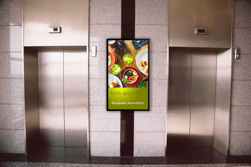 hotelelevatortvexampledigitalsignage Bảng hiệu kỹ thuật số tại khu vực thang máy giúp làm giảm sự nhàm chán của khách hàng trong thời gian chờ đợi lâu