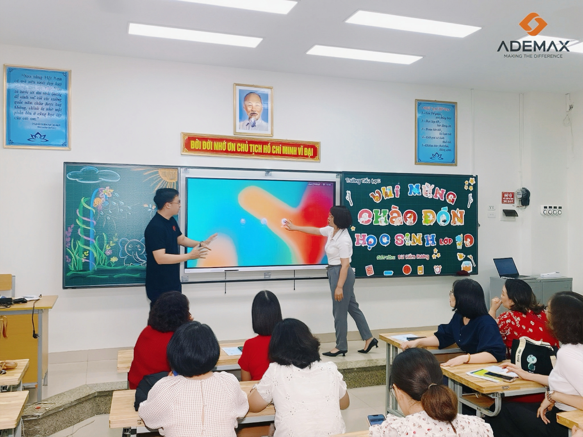 Giáo viên trải nghiệm màn hình tương tác Huawei
