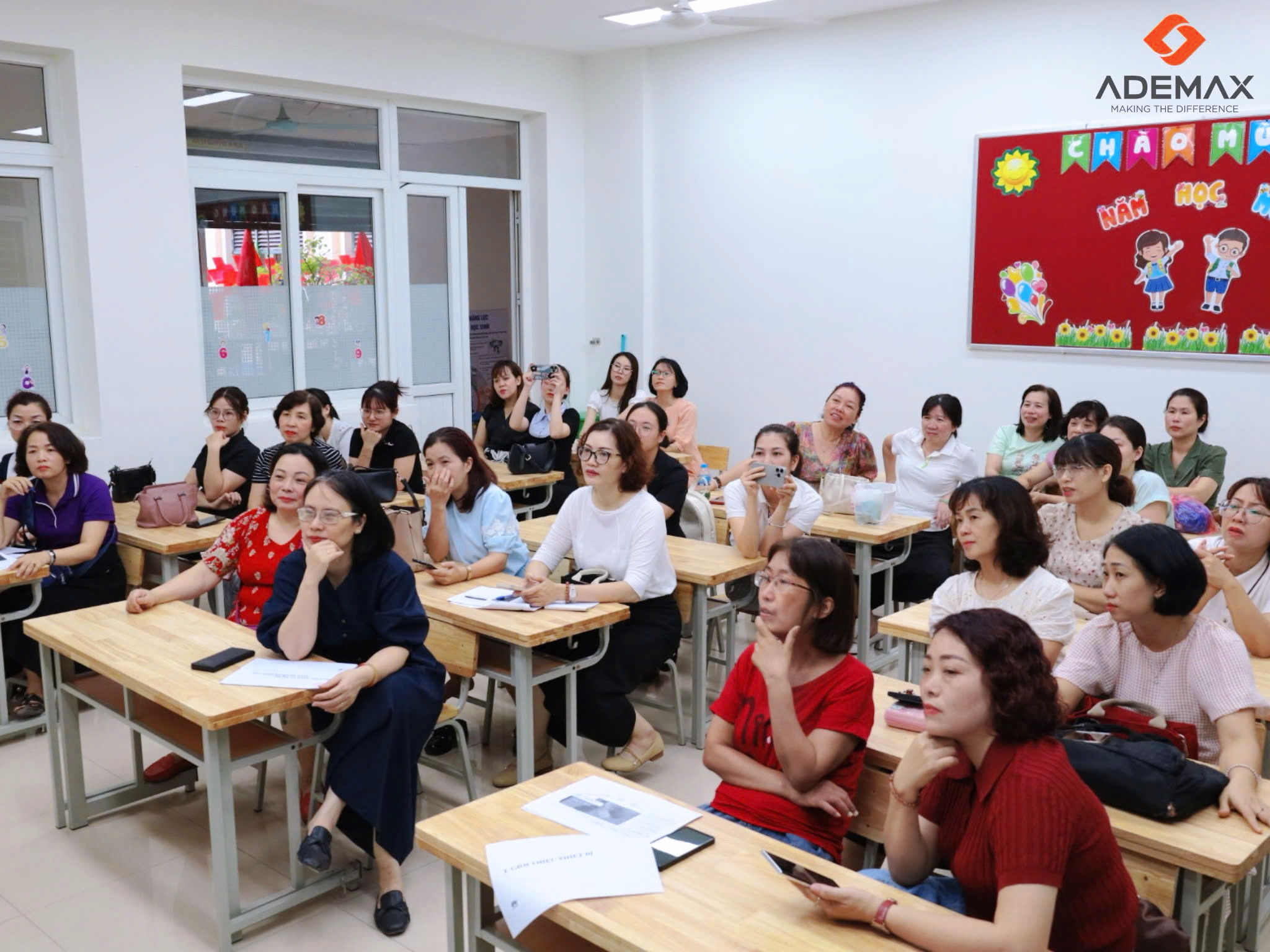 Giáo viên tập trung lắng nghe chia sẻ và hướng dẫn từ chuyên gia.