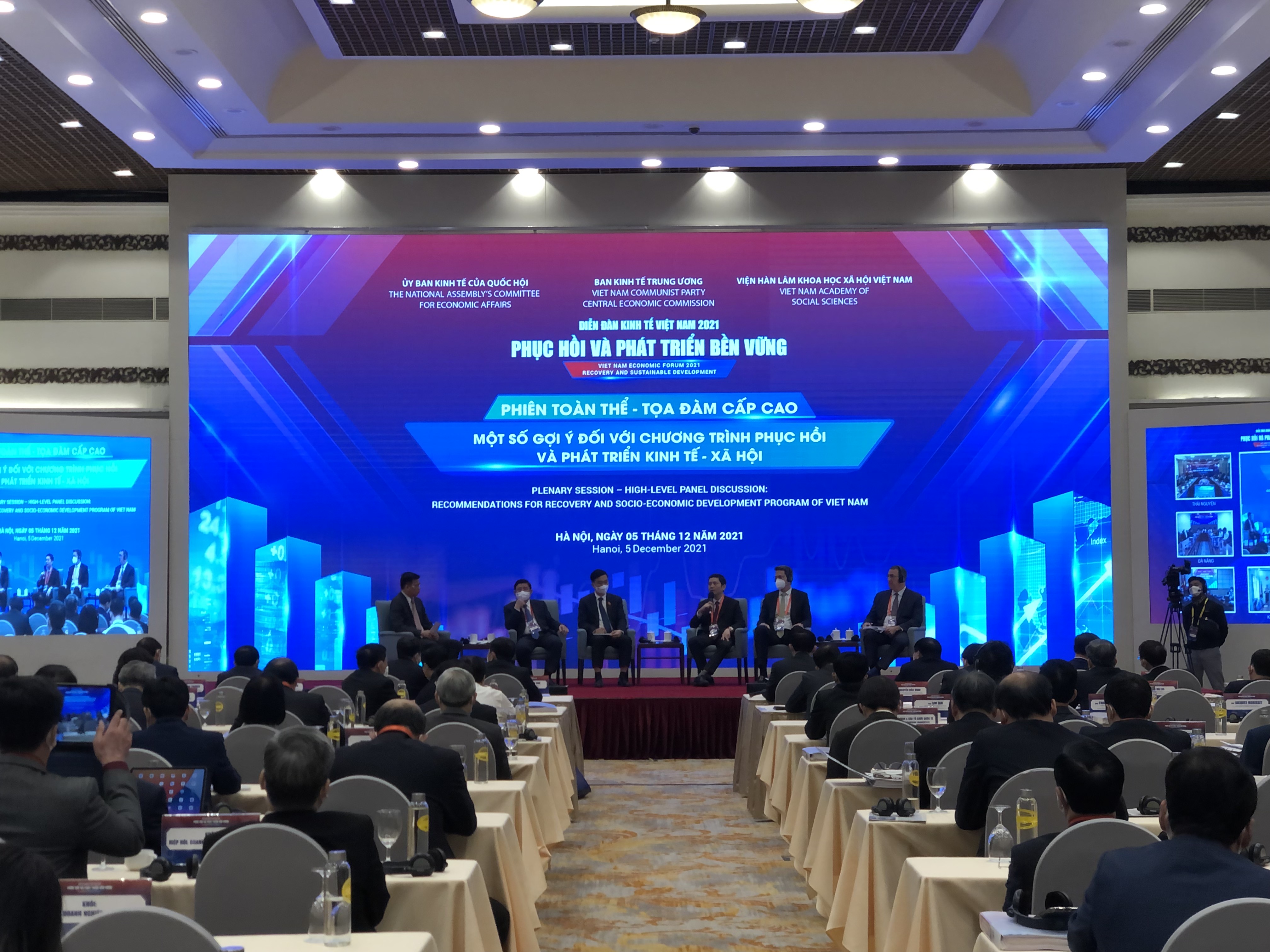  "Diễn đàn kinh tế Việt Nam 2021: Phục hồi và phát triển bền vững"