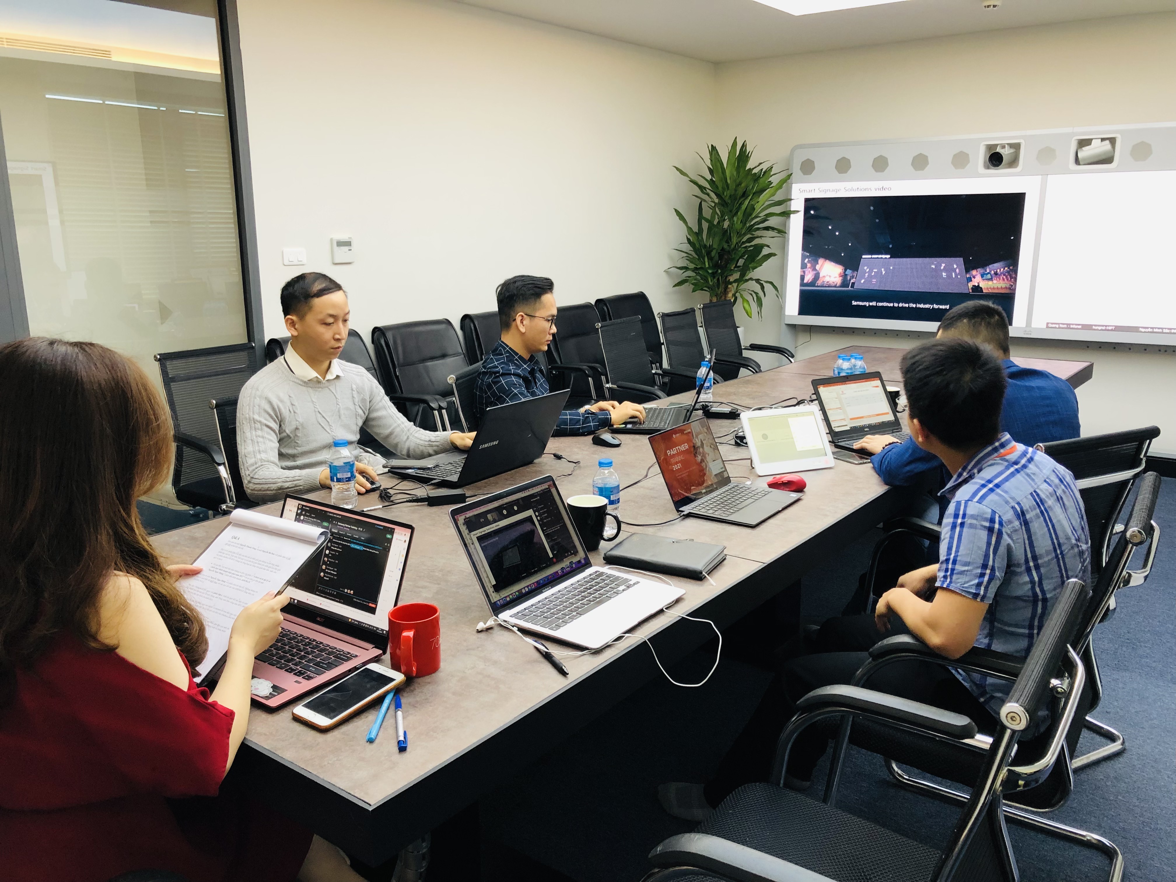 Hội thảo giới thiệu loạt màn hình Samsung từ hiển thị đơn đến màn hình tương tác